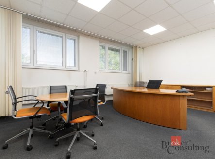 Pronájem komerčního objektu, administrativní budova, 1 096 m²