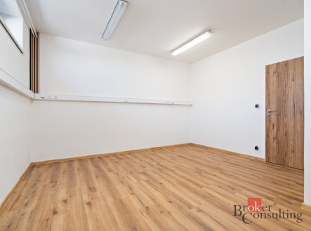 Pronájem komerčního objektu, administrativní budova, 80 m²