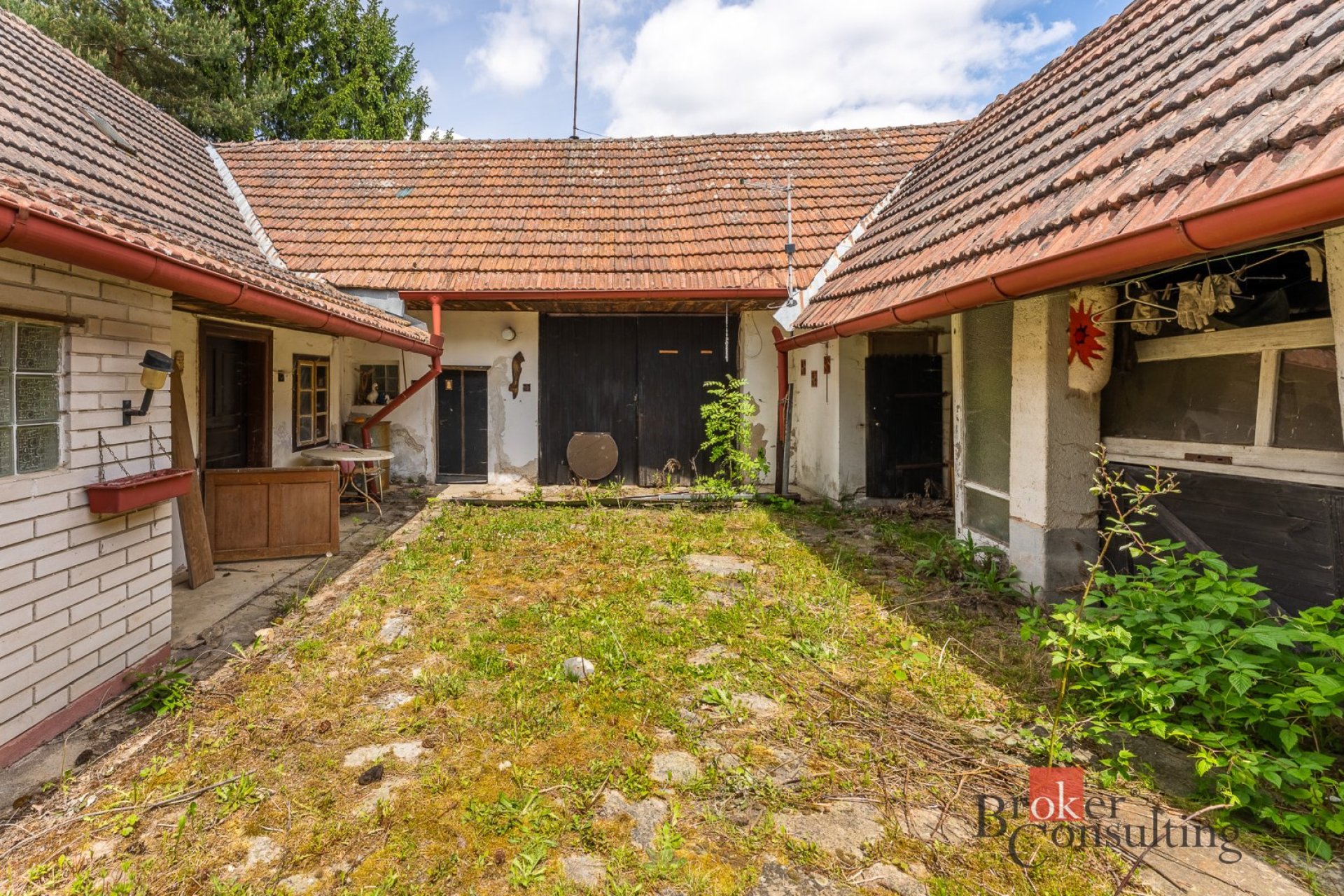Prodej rodinného domu k rekonstrukci s pozemkem 1 205 m² a stavebním povolením – Horní Radouň