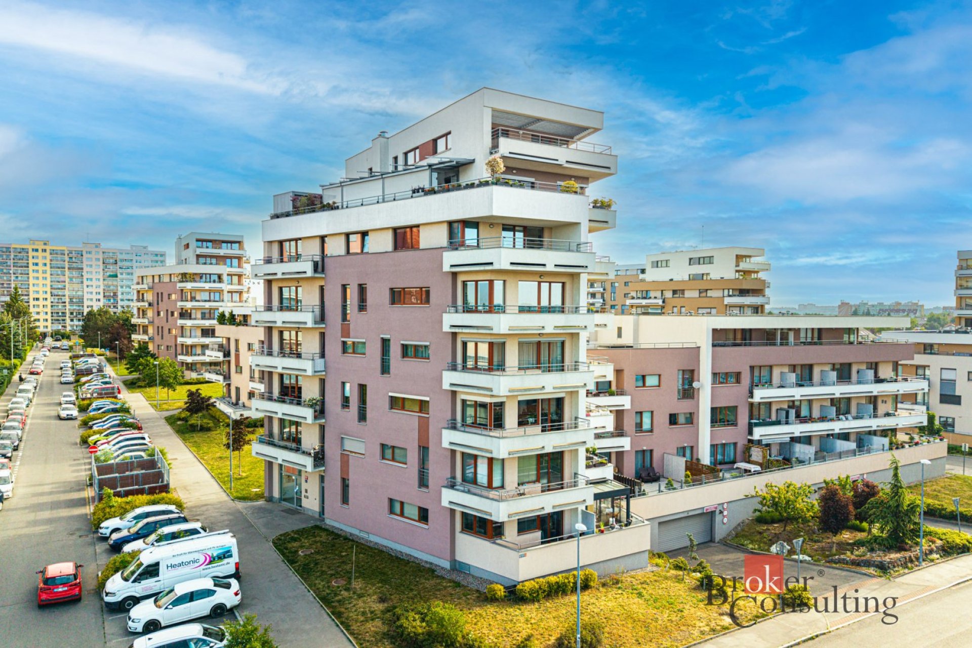 Prodej 1+kk s terasou, předzahrádkou a garážovým stáním – Praha 12, Kamýk