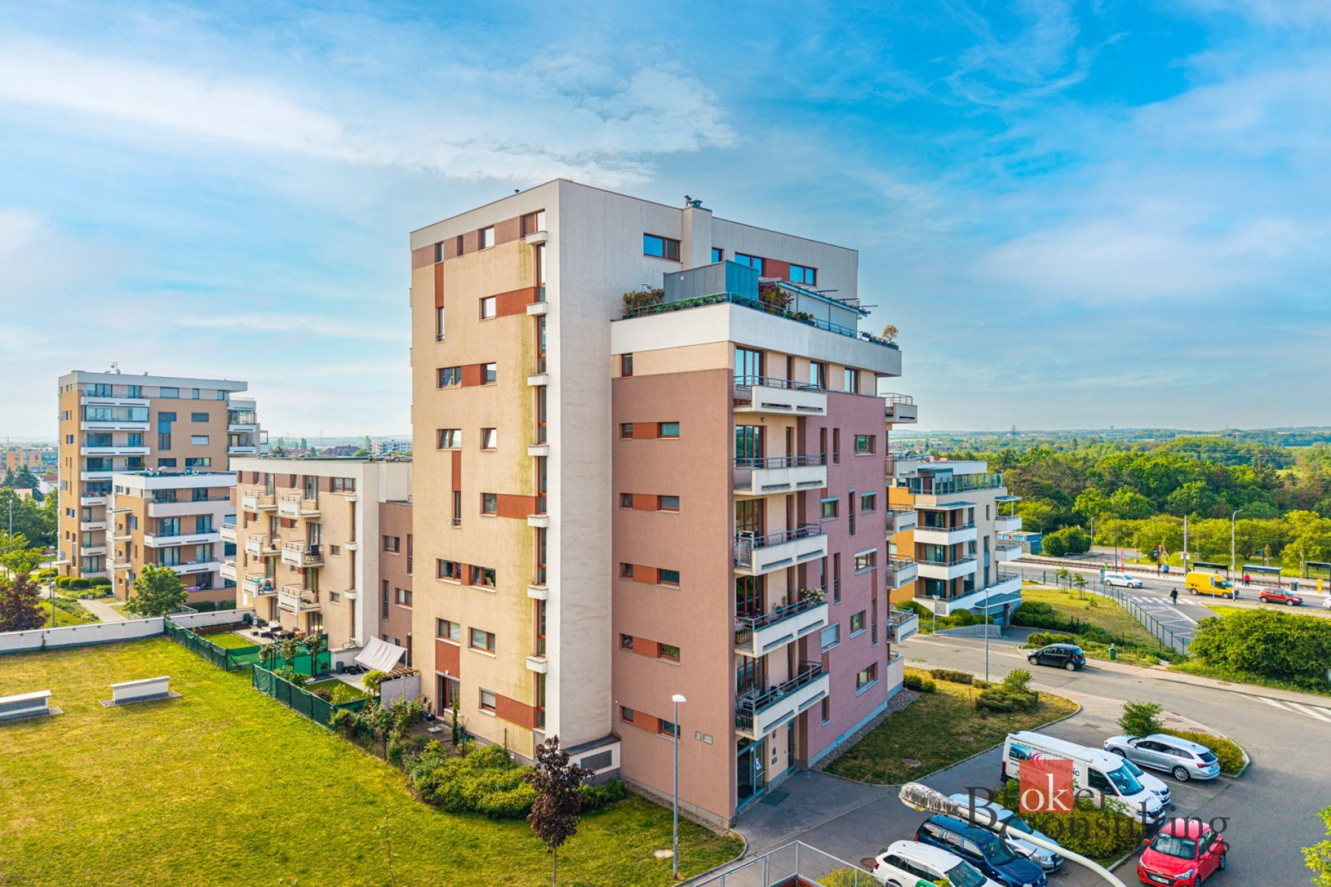 Prodej 1+kk s terasou, předzahrádkou a garážovým stáním – Praha 12, Kamýk