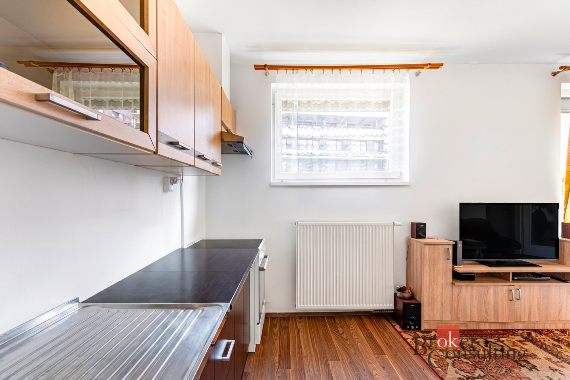 Prodej 1+kk s terasou, předzahrádkou a garážovým stáním – Praha 12, Kamýk