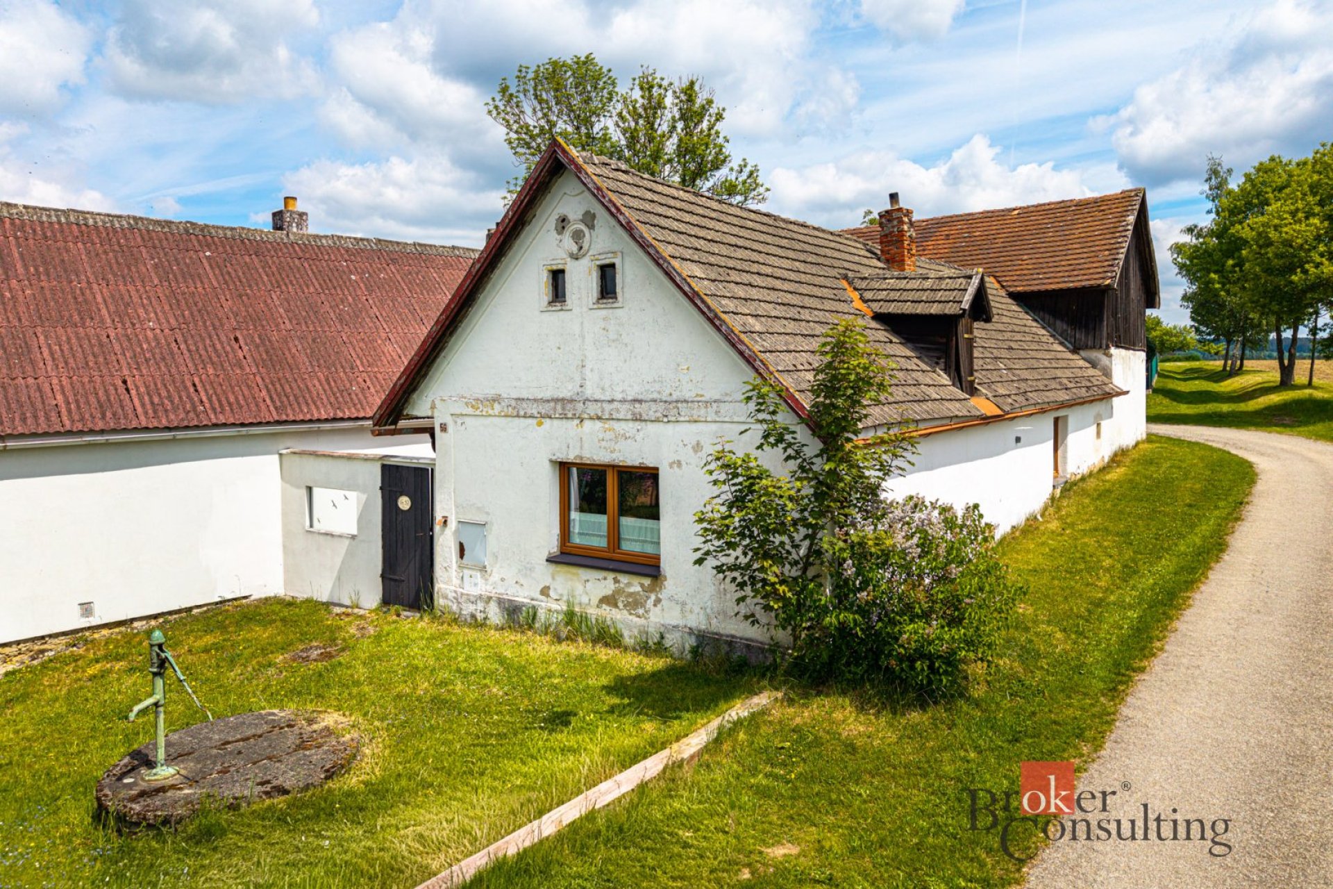 Venkovský dům s atmosférou chalupy, uzavřeným dvorem a stodolou v Bořetíně