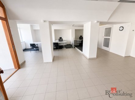 Pronájem komerčního objektu, administrativní budova, 180 m²