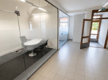 Pronájem komerčního objektu, administrativní budova, 180 m²