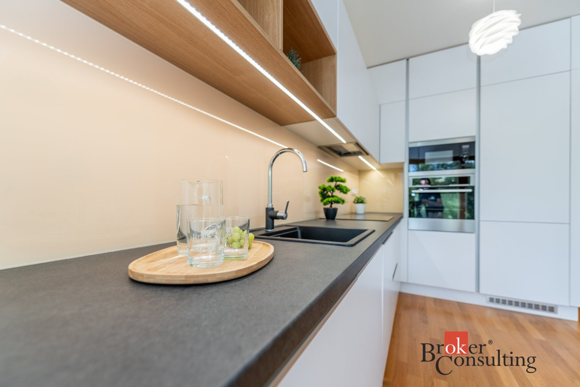 Pronájem moderního bytu 3+kk s balkonem v Rezidenci Vltava – Karlín