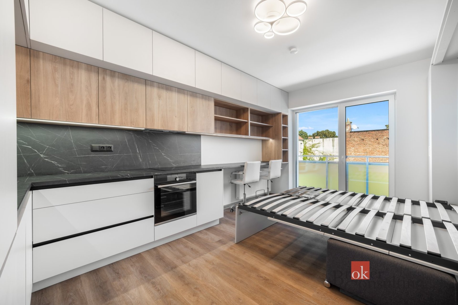 Pronájem, byty 1+kk, 24 m2 rozkládací postel, sedačka, vestavné skříně
