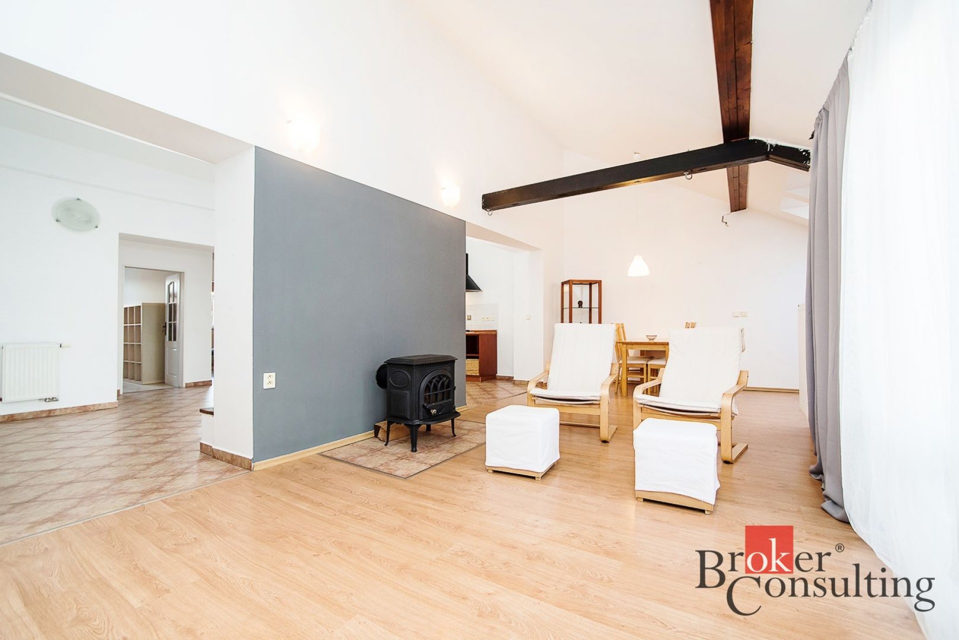Zajímavý byt 3+1,102 m2 se zasklenou terasou, v Praze na Letné