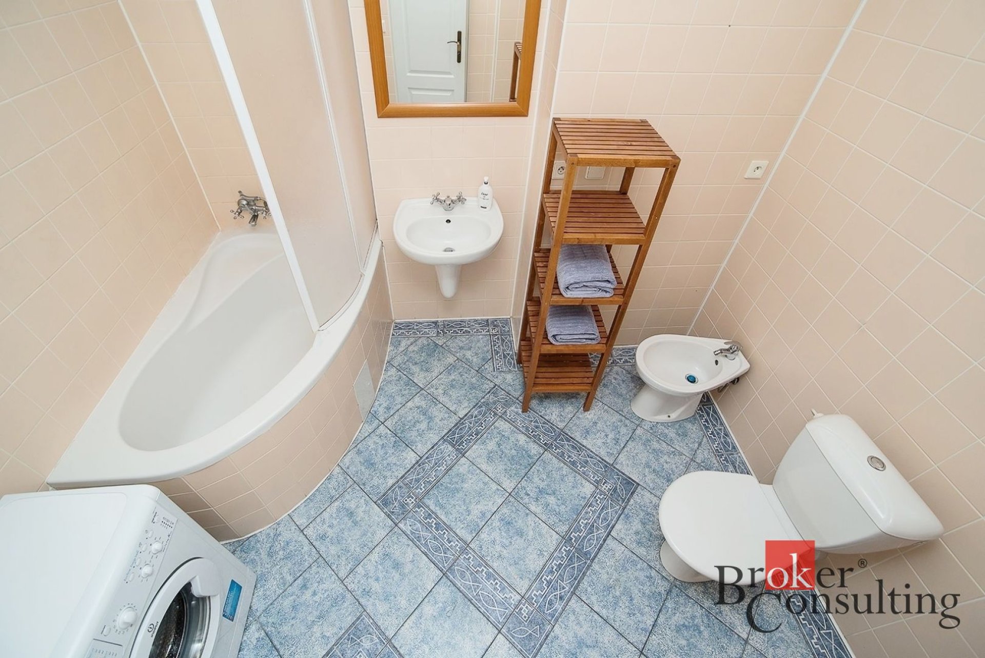 Zajímavý byt 3+1,102 m2 se zasklenou terasou, v Praze na Letné