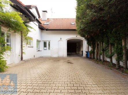 Pronájem kanceláře, 300 m²