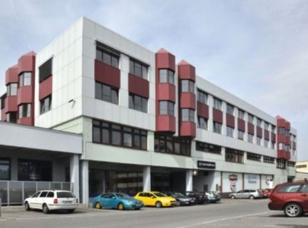 Pronájem kanceláře, 2 700 m²