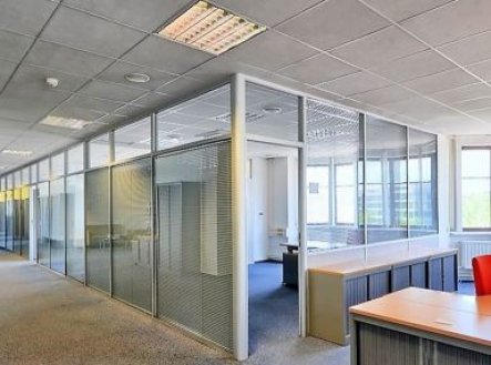Pronájem kanceláře, 2 700 m²