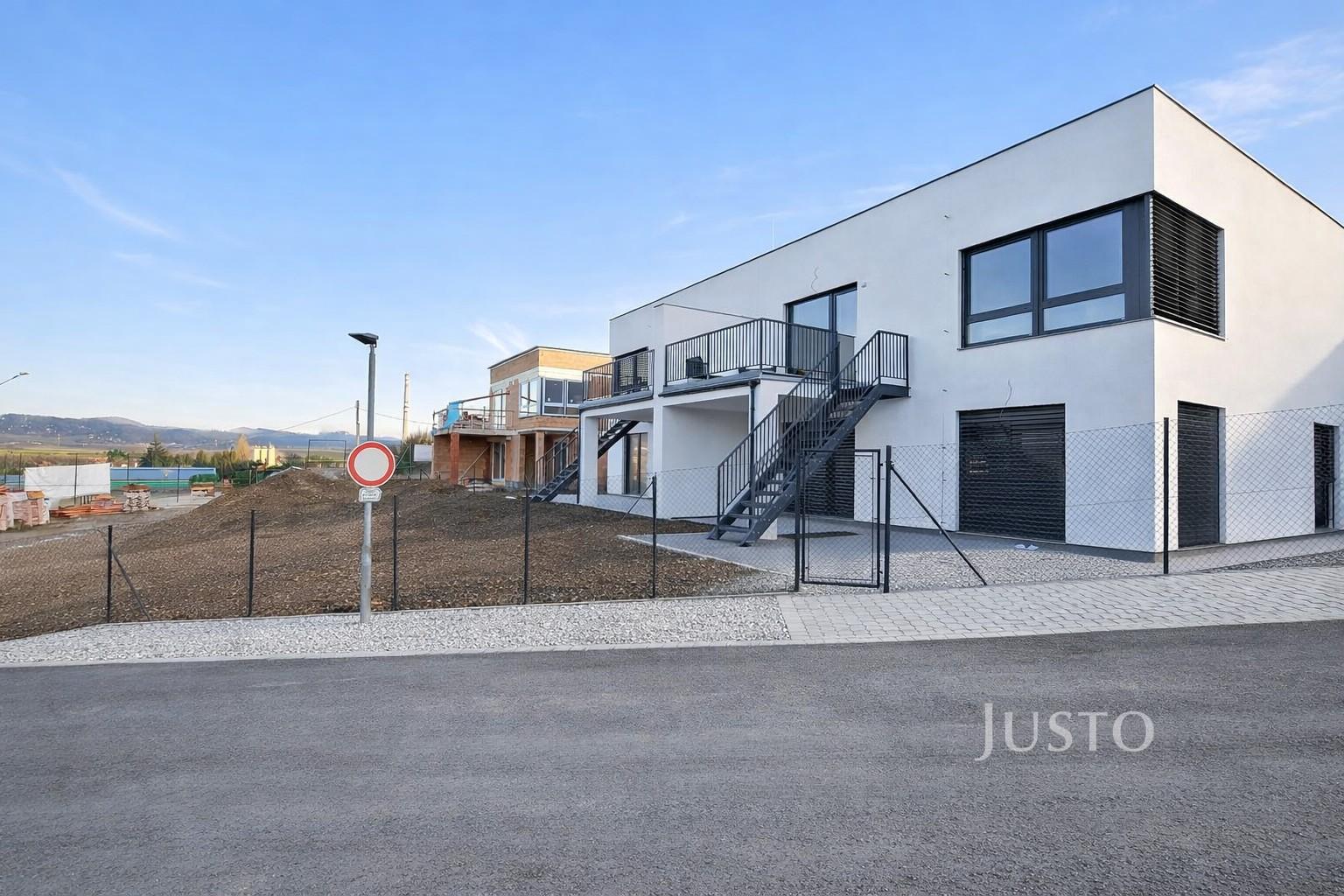 Prodej mezonetového 4+kk, 99 m² + terasa 46 m² + zahrada 326 m2 + parkovací stání