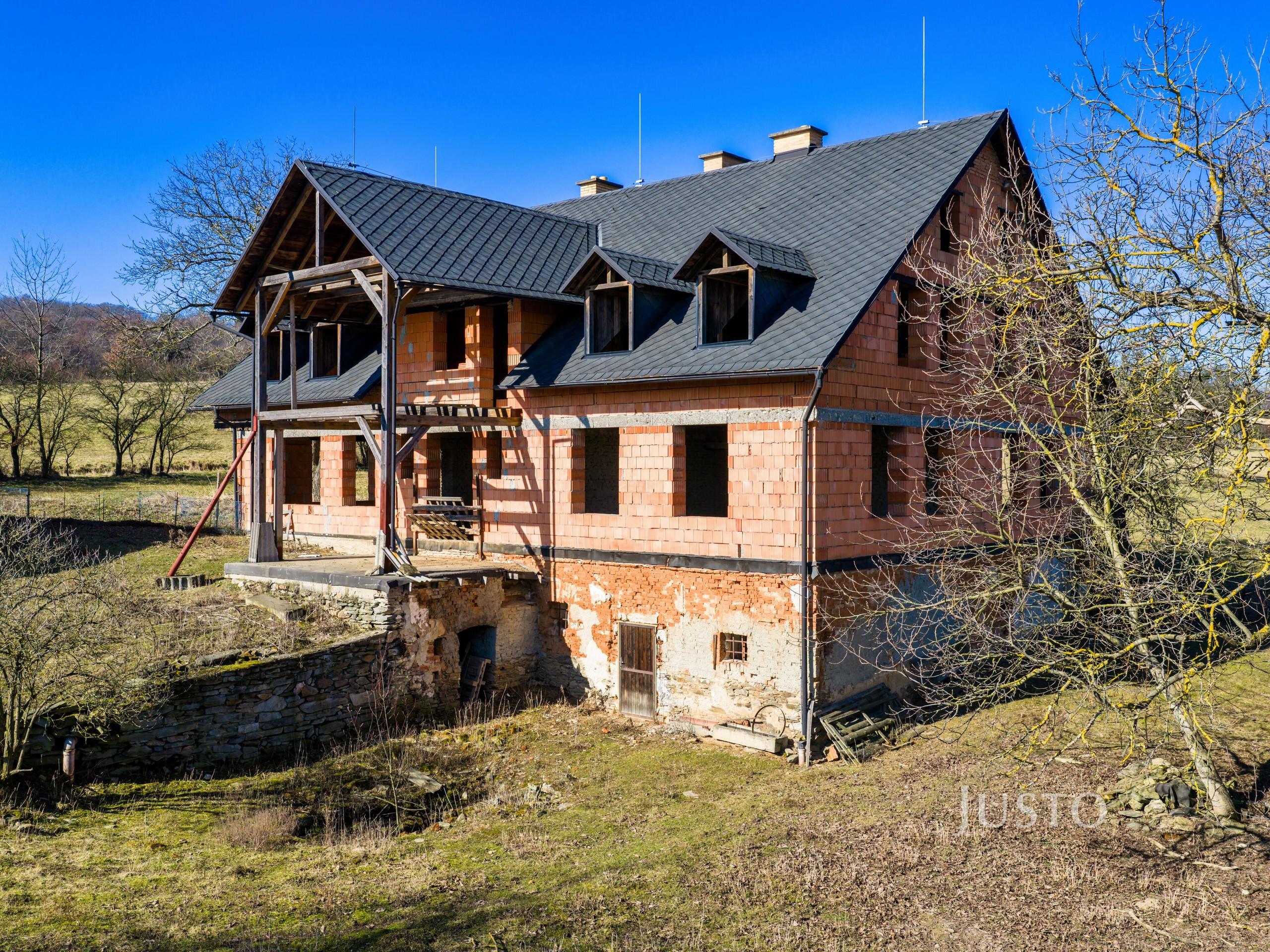 Prodej vícegeneračního domu 500 m² s pozemkem 3845 m²