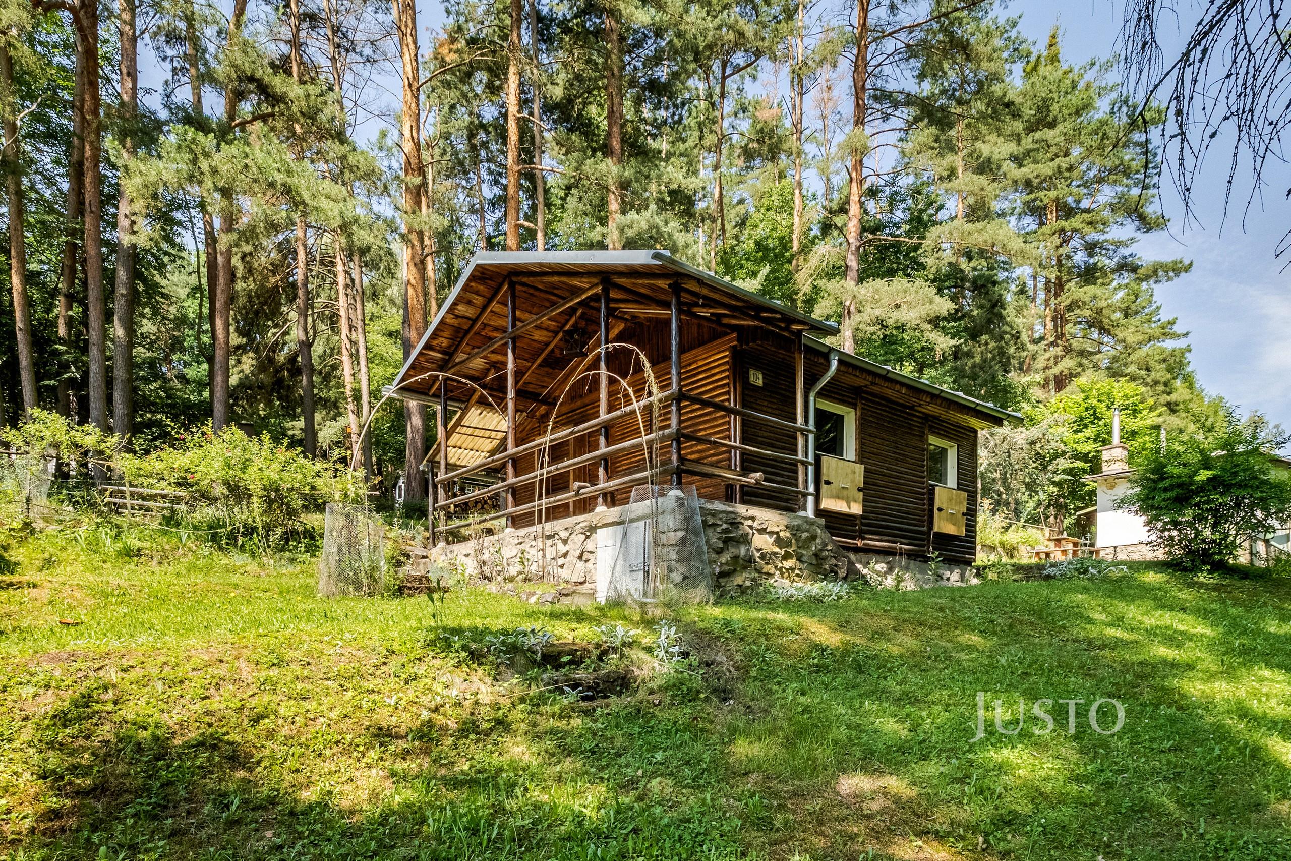 Prodej chaty 30 m² s pozemkem 326 m² + terasa 10 m²