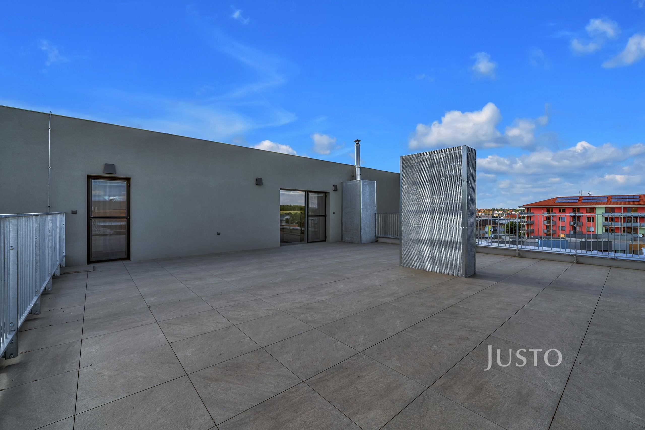 Pronájem 3+kk 80 m² + terasa 79 m² + balkón 4 m² + parkování