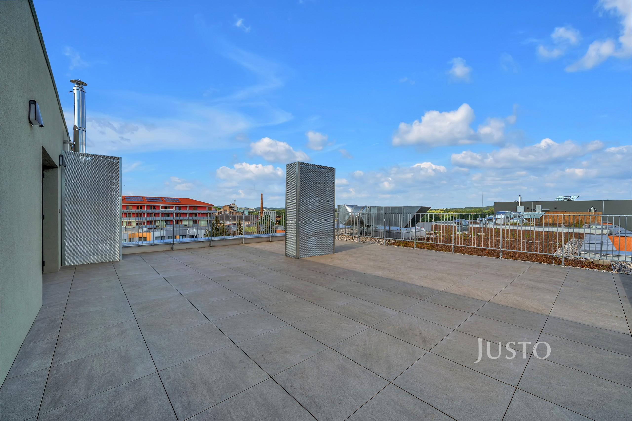 Pronájem 3+kk 80 m² + terasa 79 m² + balkón 4 m² + parkování