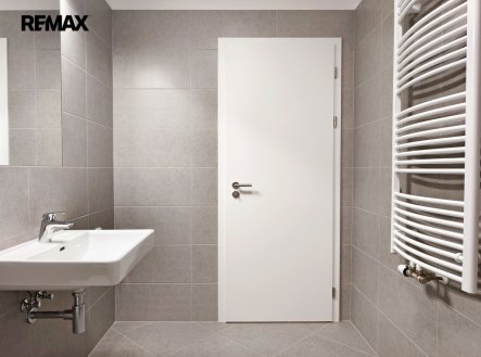 Koupelna s vanou, umyvadlem, toaletou a topným žebříkem. | Pronájem bytu, 2+kk, 50 m²