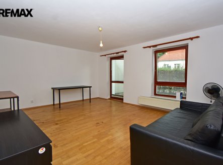 Obývací část se vstupem na zahradu. | Pronájem bytu, 1+kk, 40 m²