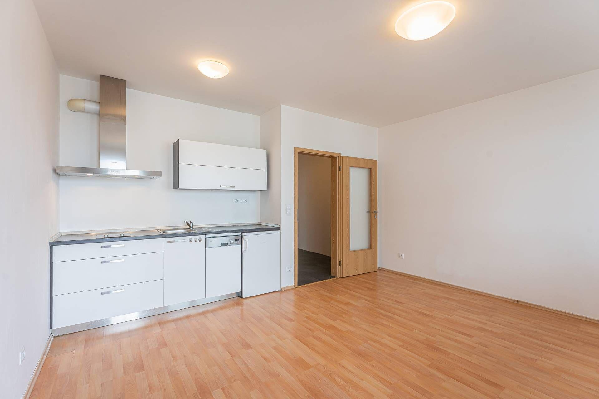 Pronájem byt 1kk/L, 31m², lodžie 9m², ul. V Dolině, Praha-Michle