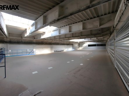 Pronájem skladu, 990 m²