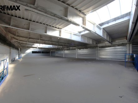 Pronájem skladu, 990 m²