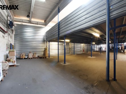 Pronájem skladu, 990 m²