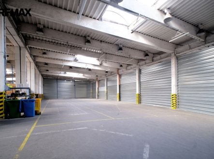 Pronájem skladu, 600 m²
