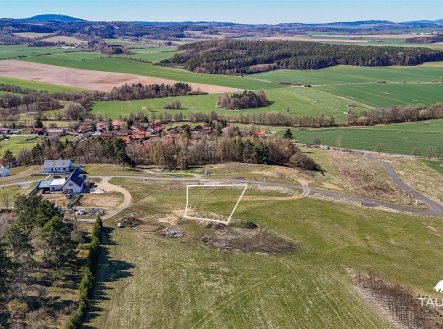 Pozemek s výhledem na okolní krajinu, ideální pro stavbu rodinného domu. Klidná lokalita, blízkost přírody, dobrá dostupnost služeb. | Prodej - pozemek pro bydlení, 1 812 m²