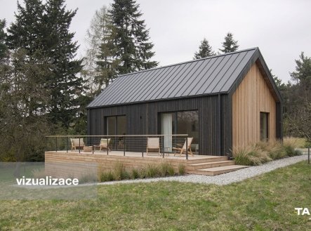 Dřevěná chata s moderním designem, terasa s dřevěnou podlahou, obklopena zelení, ideální pro klidné bydlení v přírodě | Prodej - pozemek pro bydlení, 1 630 m²