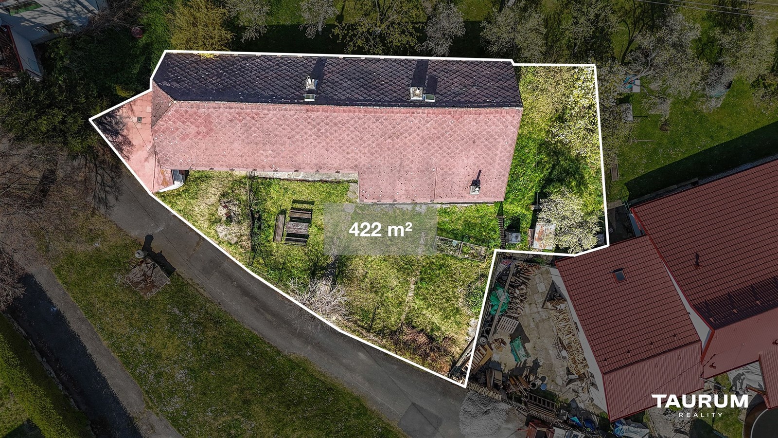 Letecký pohled na pozemek s budovou o rozloze 422 m², obklopený zelení, vhodný pro rekonstrukci či novou výstavbu v klidné lokalitě.