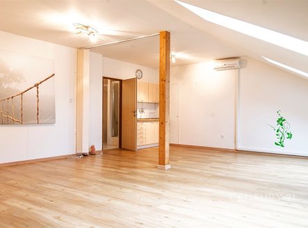 Pronájem obchodní prostory, 82 m²