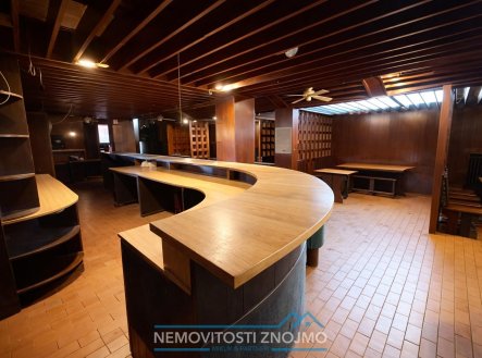 Pronájem obchodní prostory, 375 m²