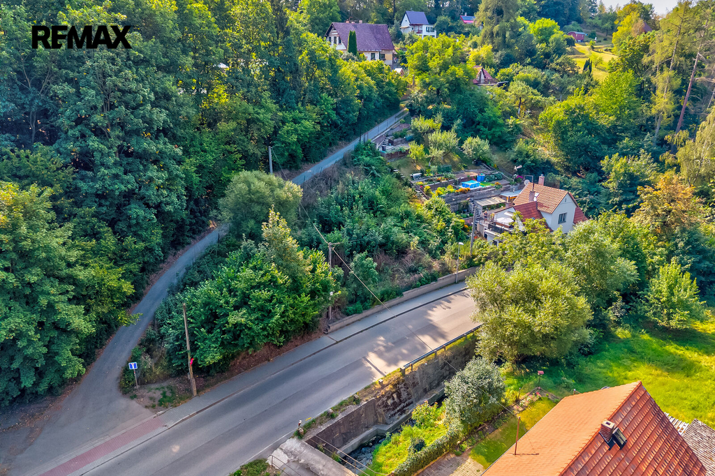 Pohledek na pozemku z dronu