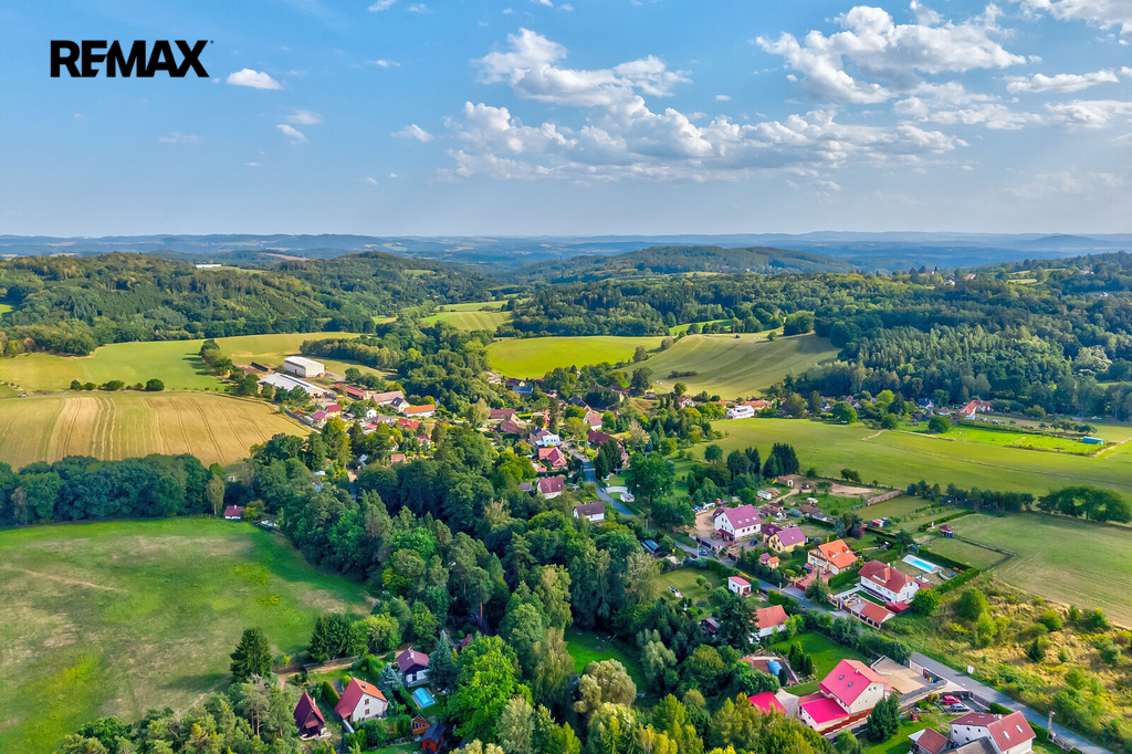 Vesnice a okolní příroda z dronu