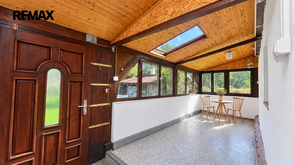 prosvetlena-veranda-s-drevenym-bistro-setem-8.png