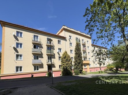 Čtyřpatrový bytový dům s balkony, okna s bílými rámy, obklopen zelení, v klidné rezidenční čtvrti, dobrý stav, cihlová fasáda. | Prodej bytu, 2+1, 59 m²