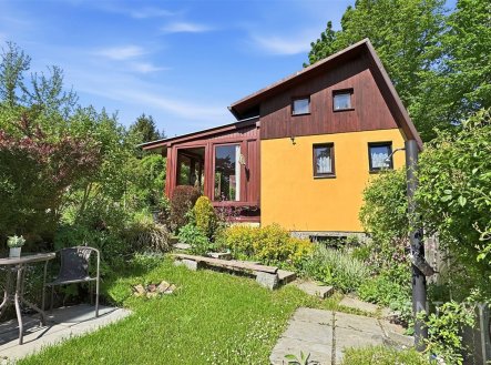 Zahrada s terasou u rodinného domu, přírodní kámen, udržovaná zeleň, klidné prostředí. | Prodej - chata/rekreační objekt, 32 m²
