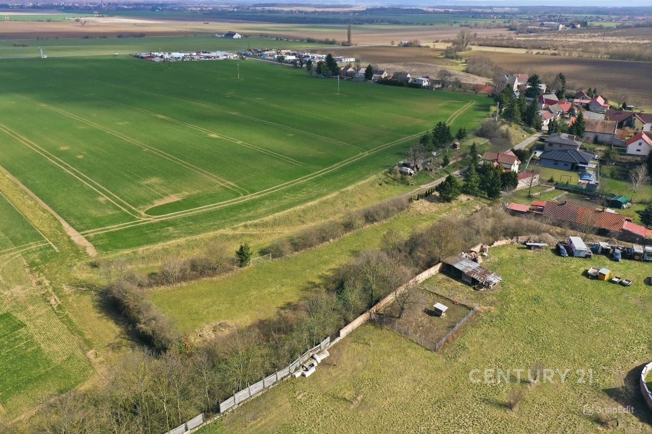 Pozemek s výhledem do krajiny, nachází se v klidné části vesnice. Vhodný pro stavbu rodinného domu, nabízí soukromí a přístup k přírodě.