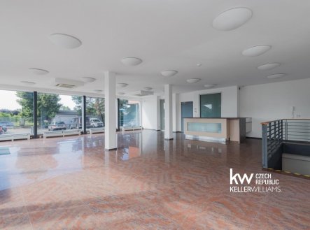Pronájem kanceláře, 325 m²
