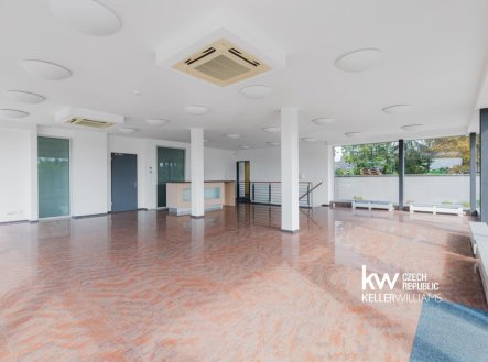 Pronájem kanceláře, 325 m²