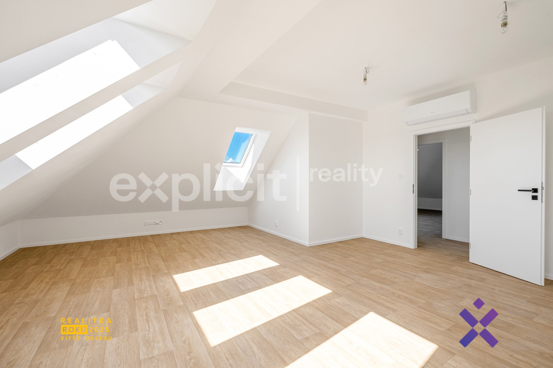 Tomáš Batík, Explicit Reality, Pronájem bytu 3+kk, 94 m²; Hostovlice