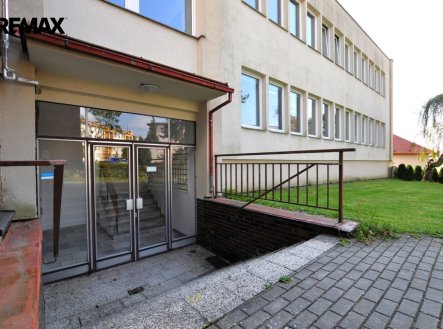 jedna z budov ... | Pronájem - kanceláře, 18 m²