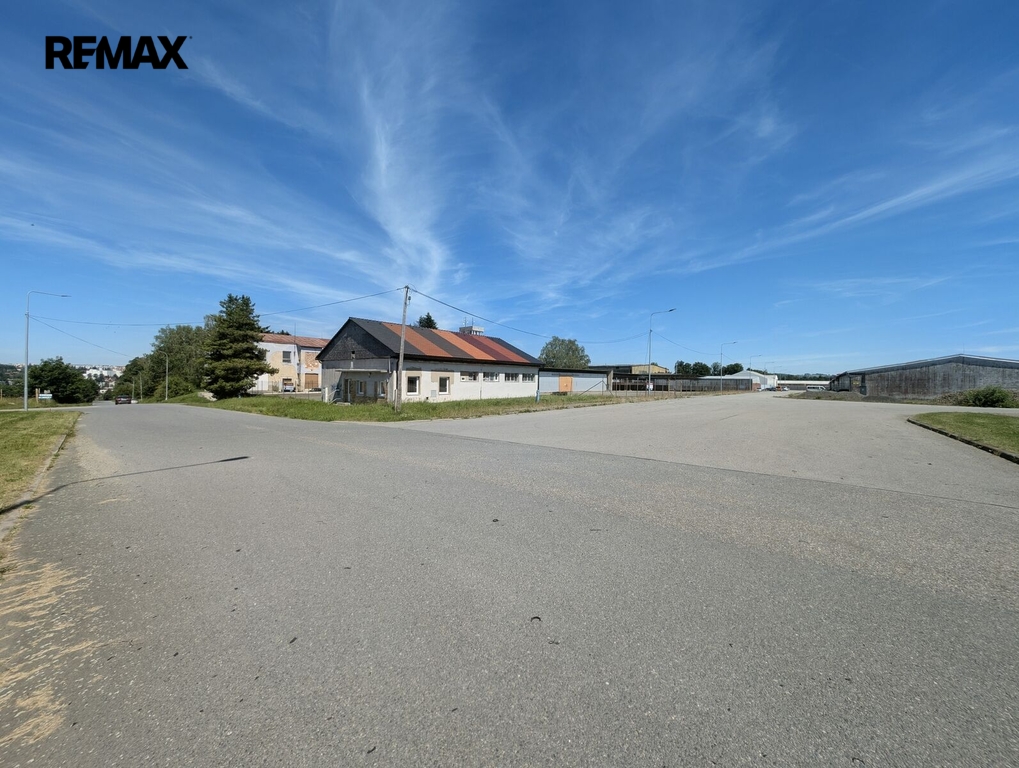 přístup k areálu ...