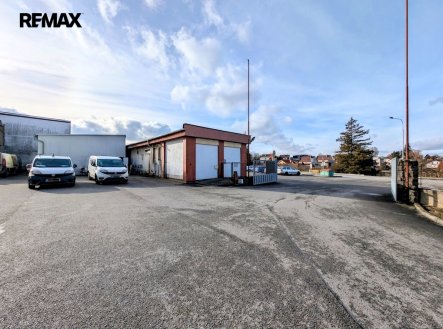 tudy se vstupují zaměstnanci a zásobování ... | Pronájem - obchodní prostor, 138 m²