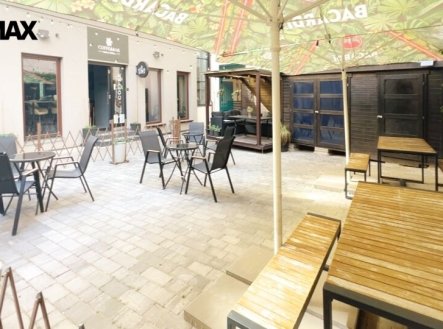 Velkou výhodou je právě zahrádka ve vnitrobloku, která patří majitelce objektu a je již zahrnuta v nájmu. | Pronájem - jiné, 72 m²