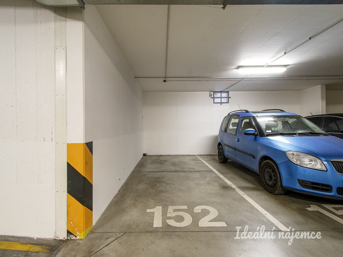 Pronájem bytu 4+kk se dvěma balkony a garáží, Mattioliho, Záběhlice
