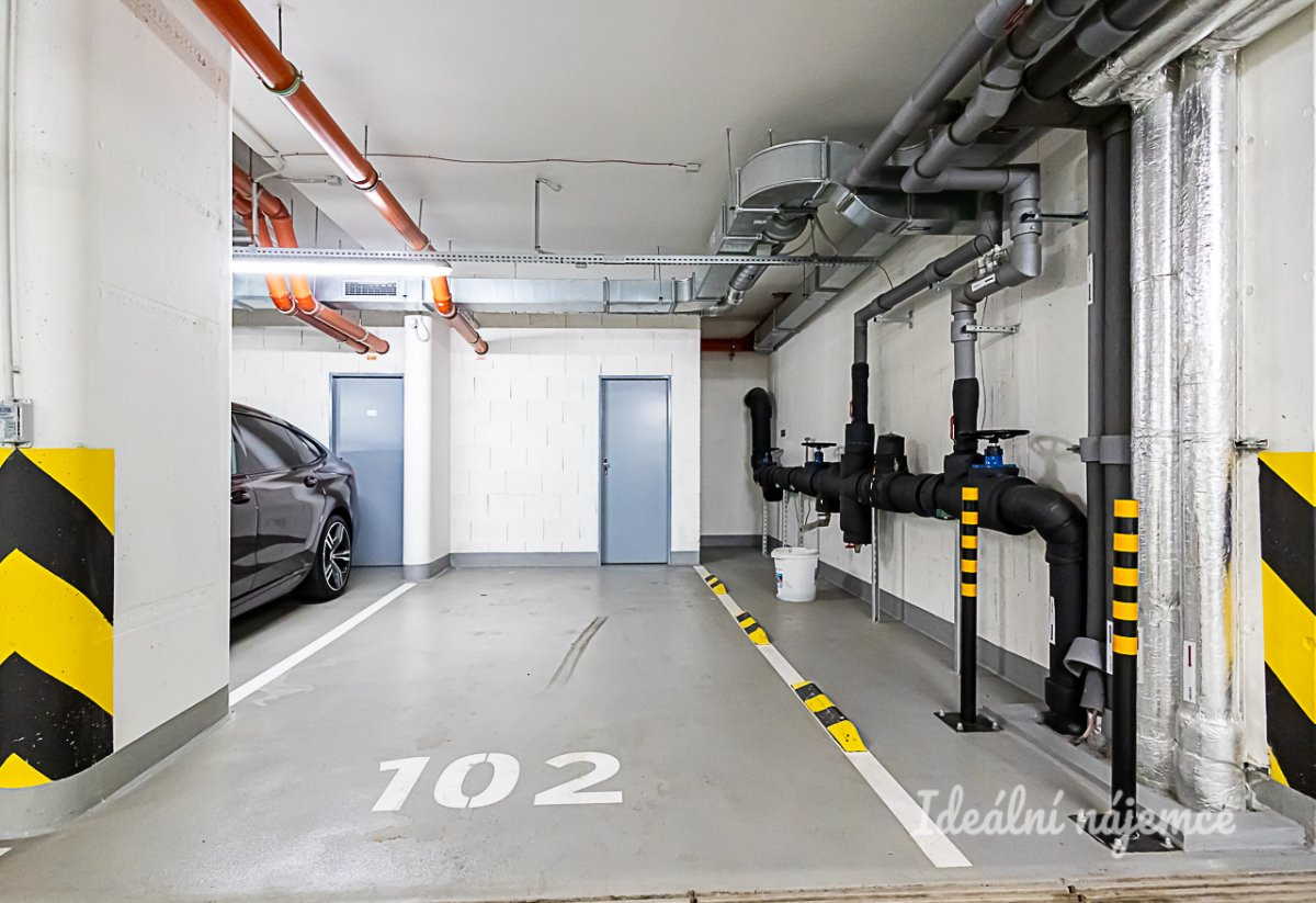 Pronájem luxusního střešního bytu 4+kk s terasou a parkovacím stáním, Kurta Konráda, Libeň,  107 m2