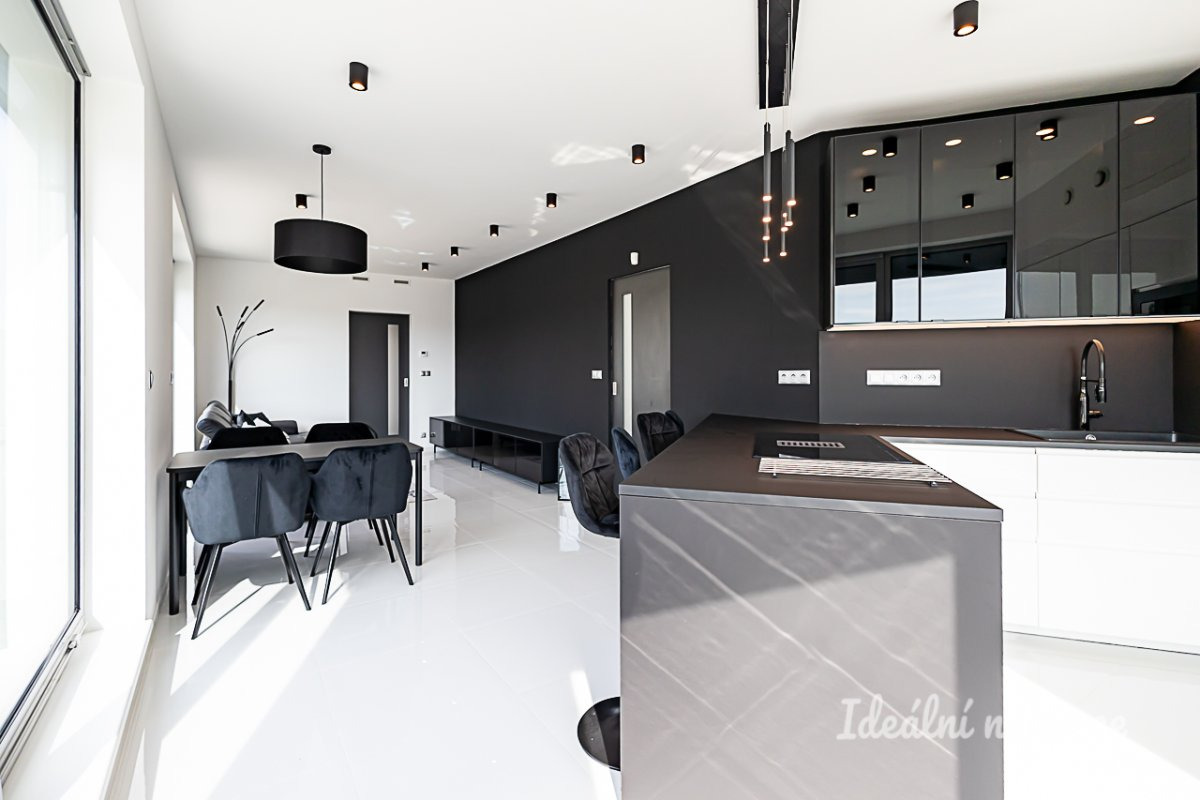 Pronájem luxusního střešního bytu 4+kk s terasou a parkovacím stáním, Kurta Konráda, Libeň,  107 m2