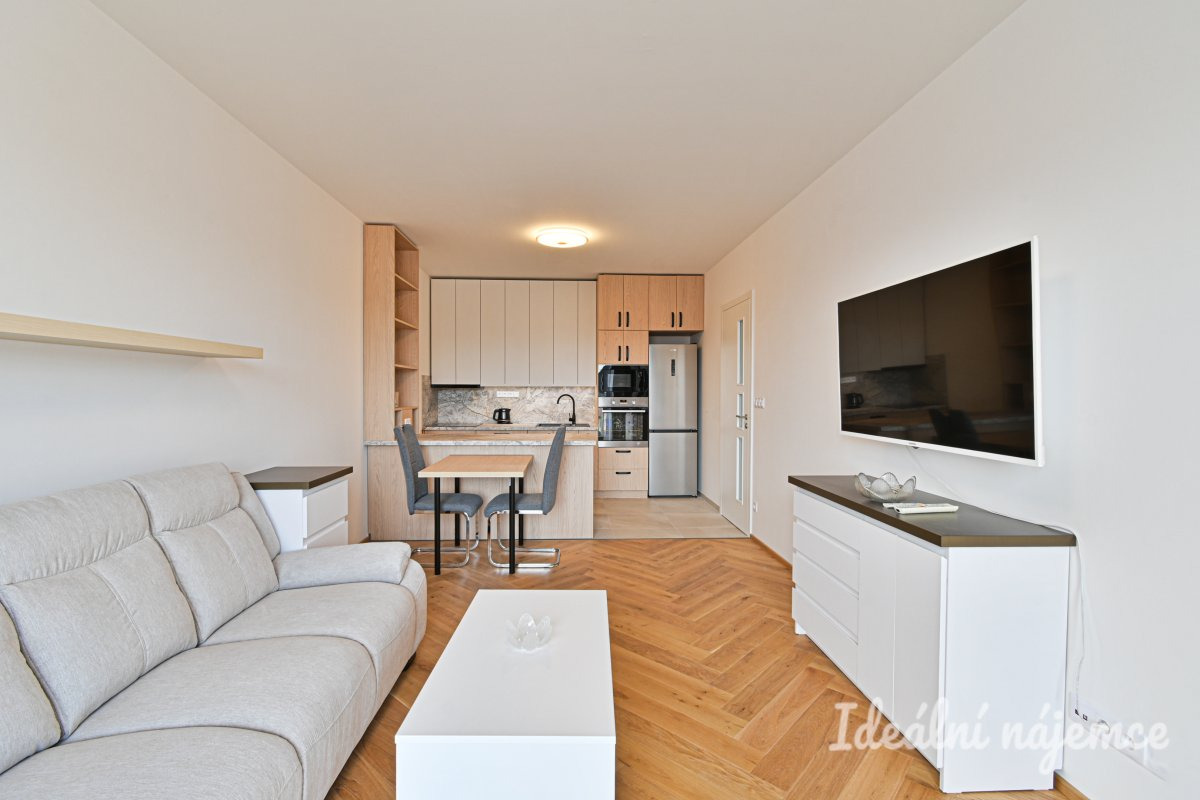 Pronájem bytu 2+kk, Poděbradova, Královo Pole,  25.000 Kč/měs, 69 m2 + 1500 Kč/ měs. parkovací stání